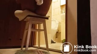 pee on feet & surprise