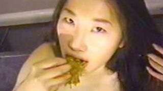 糞を塗る女
