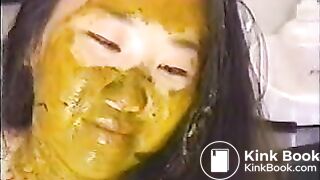 糞を塗る女