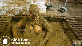 Wicked Betty in the manure channel - sexmachine fun