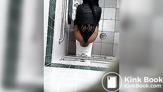 Ebony squat piss