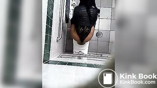 Ebony squat piss