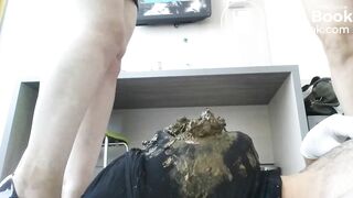 两个女孩拉他一脸的屎 脚诱惑scat and feet tease