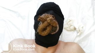 两个女孩拉他一脸的屎 脚诱惑scat and feet tease