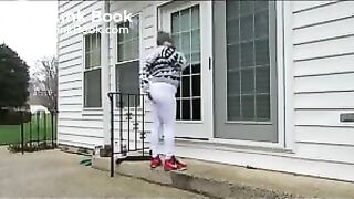 Poop white pants - video 2