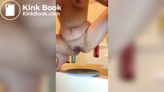 Blonde rubs shit on herself