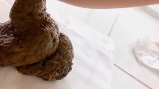 Twitter Korean girl POOPs on the pad (트위터 여중생 스캇 바닥 스캇)