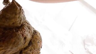 Twitter Korean girl POOPs on the pad (트위터 여중생 스캇 바닥 스캇)