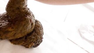 Twitter Korean girl POOPs on the pad (트위터 여중생 스캇 바닥 스캇)