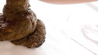 Twitter Korean girl POOPs on the pad (트위터 여중생 스캇 바닥 스캇)