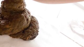 Twitter Korean girl POOPs on the pad (트위터 여중생 스캇 바닥 스캇)