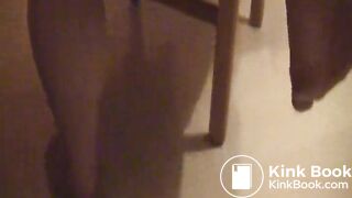 Flittchenschlampe - Die scheisse aus dem Arsch gefinger