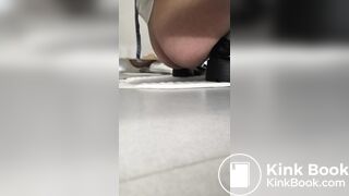 女人排便 - video 2