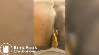 Ebony BBW takes a shit