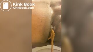 Ebony BBW takes a shit