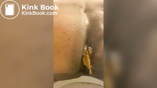 Ebony BBW takes a shit