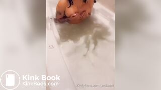 Pretty ebony shoots diarrhea after a bath
