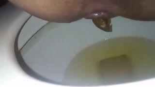 Girl pooping - video 86