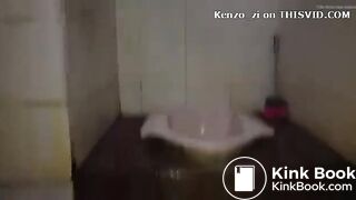 Sherlyn berak nungging