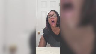 Jeune black aux toilettes