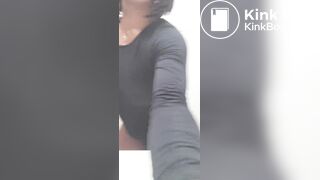 Jeune black aux toilettes