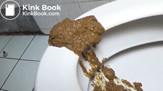 Hot ass Girl pooping in Bath