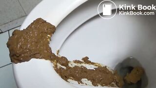 Hot ass Girl pooping in Bath