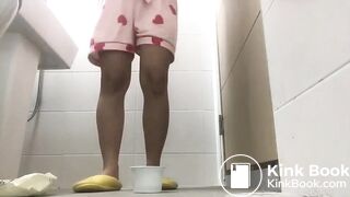 KOREAN WOMAN POOPING - video 43