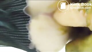 一边抽插，一边拉屎，把屎拉在脚上