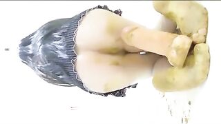 一边抽插，一边拉屎，把屎拉在脚上