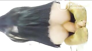 一边抽插，一边拉屎，把屎拉在脚上