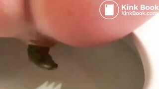 girls shitting - video 2