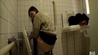 Girls record her pooping