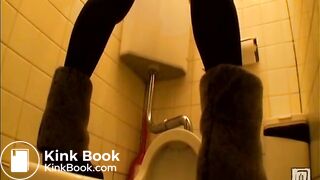 Girls record her pooping