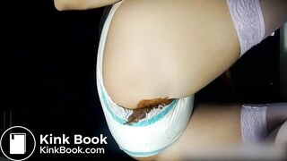 girl pooping squishing pampers until the shit 1eaked