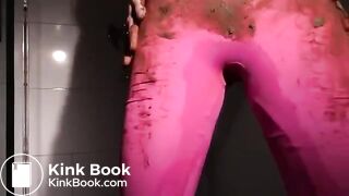 Pooping in pink leggings