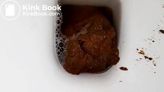 Girl have hard pooping on Toilette