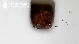 Girl have hard pooping on Toilette