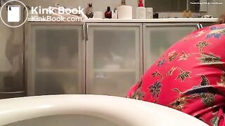 Diarrhea on the floor - video 2