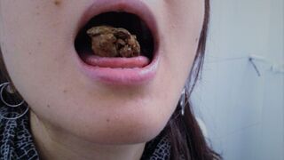 Chinese slut shares and tastes her own shit