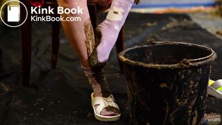 Milena Shaking orgasms in the dung