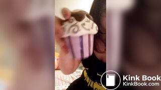 Rund Bottomed Poop Cupcake