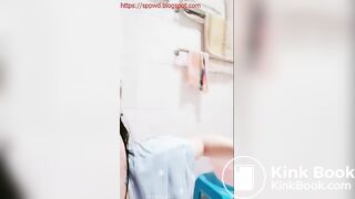 Adorable Chinese pooper