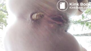 Девушка какает в лесу