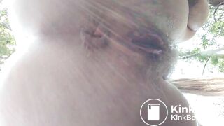 Девушка какает в лесу