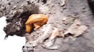 Девушка какает в лесу