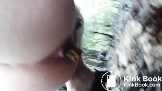 Девушка какает в лесу