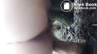 Девушка какает в лесу