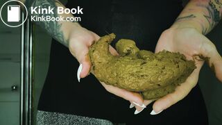 Dirty scat performer plays with her shit in the bathroom