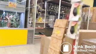 Девушка писает и какает.